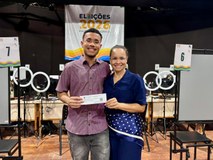 Comandante da PM leva filho para tirar o primeiro título e reforça importância do voto