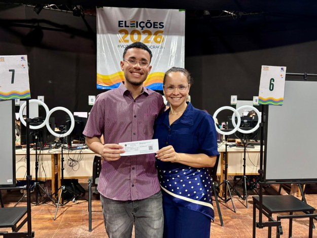 Comandante da PM leva filho para tirar o primeiro título e reforça importância do voto