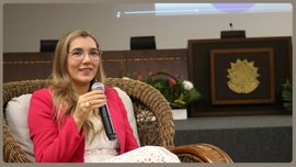 Palestra conduzida pela Ouvidora da Mulher Luzia Farias destacou a importância do olhar integral...
