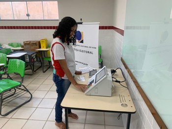 Justiça Eleitoral leva cidadania, informação e serviços ao IFAC Xapuri 
Programação abordou his...