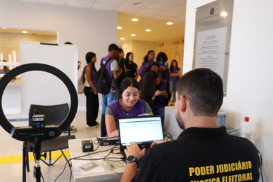 TRE-AC promove evento que conecta memória institucional e cidadania entre jovens
Estagiários do...