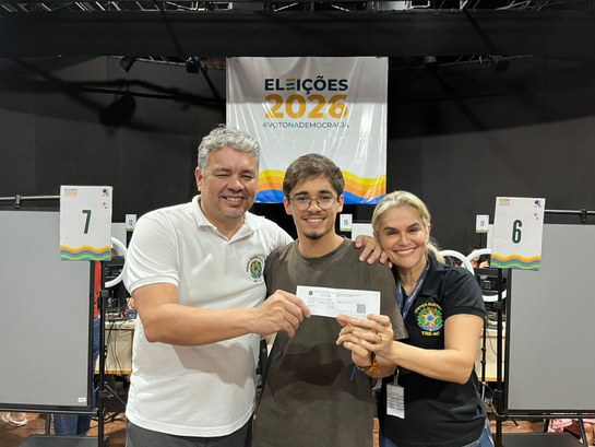 Penúltimo dia do cadastro eleitoral marcou encontro entre cidadania, família e história instituc...