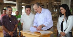 Presidente do TRE-AC assinando a ordem de serviço para o reinício das obras do Fórum de Cruzeiro...