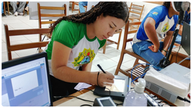 Jovens participaram de atendimento eleitoral e roda de conversa sobre voto, democracia e desinfo...