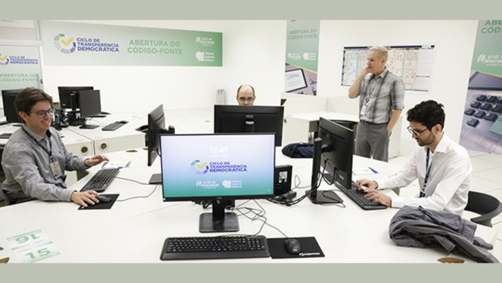CGU inicia inspeção do código-fonte da urna eletrônica Até sexta-feira (14), representantes do órgão vão verificar o código-fonte do equipamento e dos ...