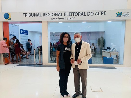 Com foco nas eleições, TRE-AC auxilia autoatendimento do eleitor no Via Verde Shopping Durante visita, Desembargador Francisco Djalma destacou a importância desta ação