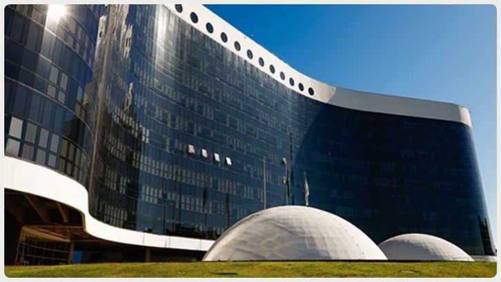 A imagem mostra a sede do Tribunal Superior Eleitoral (TSE), localizada em Brasília (DF). O edif...