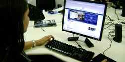 Eleitora visualizando o visual do portal da Justiça Eleitoral.