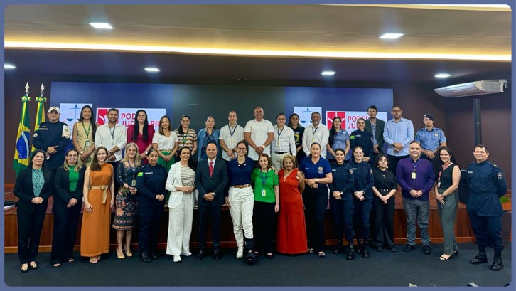 Curso de Cerimonial promovido pelo TRE-AC encerra com valorização da formação e integração institucional Várias pessoas em pé, em formação para uma foto oficial em um auditório