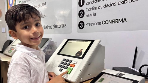 Exposição dos 30 anos da urna eletrônica e simulação de votação despertam o interesse de quem aj...