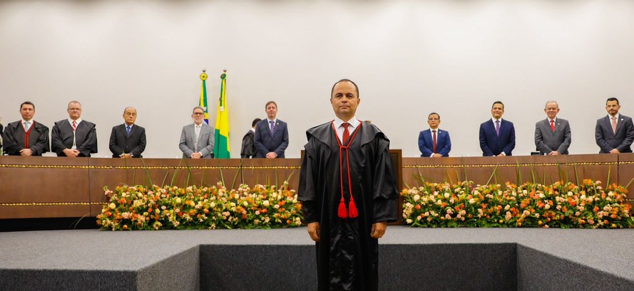 Desembargador Júnior Alberto toma posse na presidência do TRE-AC O magistrado estará à frente da Justiça Eleitoral acreana até 2025