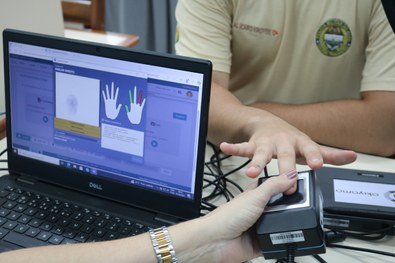 Presidente do TRE-AC fala a estudantes sobre o papel do voto e acompanha emissão dos primeiros t...