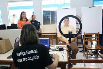 Presidente do TRE-AC fala a estudantes sobre o papel do voto e acompanha emissão dos primeiros t...