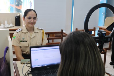 Presidente do TRE-AC fala a estudantes sobre o papel do voto e acompanha emissão dos primeiros t...