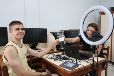 Presidente do TRE-AC fala a estudantes sobre o papel do voto e acompanha emissão dos primeiros t...