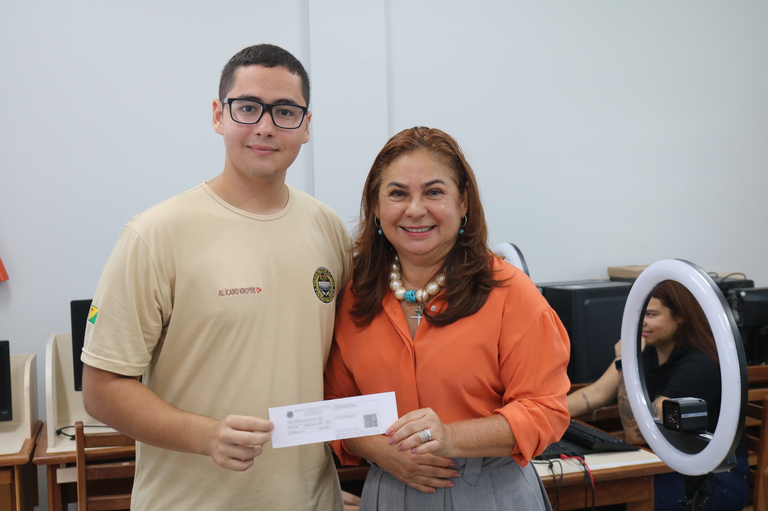 Presidente do TRE-AC fala a estudantes sobre o papel do voto e acompanha emissão dos primeiros t...