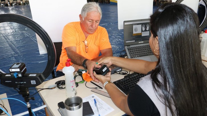Eleições 2024: Peruano naturalizado brasileiro tira título de eleitor aos 73 anos Julio Fernan destaca compromisso com a democracia durante Semana de Atendimento ao Eleitor