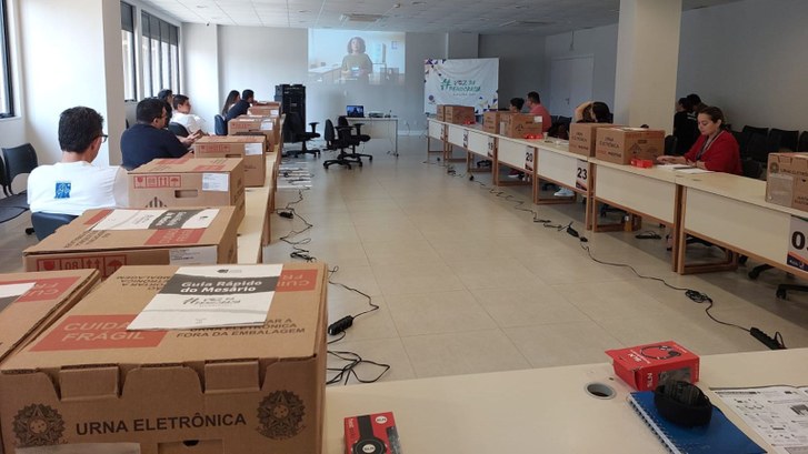 Servidores treinados conduzirão formações presenciais para garantir o preparo dos mesários em to...
