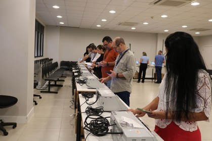 Procedimento avalia desempenho e segurança dos equipamentos em ambiente que simula o dia da vota...