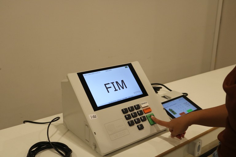 Procedimento avalia desempenho e segurança dos equipamentos em ambiente que simula o dia da vota...