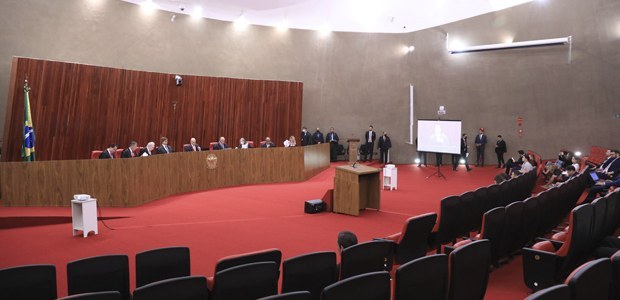 Eleitor deve deixar celular com mesário antes de votar Aparelho deverá ser deixado na mesa receptora junto com o documento de identificação. Decisão te...