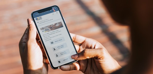 Eleitor que mora no exterior pode ser atendido pelo WhatsApp Brasileiros que vivem fora do país podem tirar o título ou transferir local de votação por meio ...