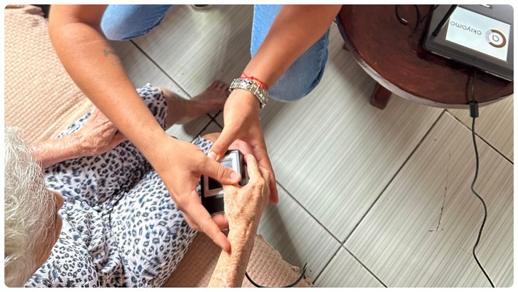 Eleitora de 74 anos recebe atendimento domiciliar e reforça compromisso com a democracia Mesmo sem obrigatoriedade, eleitora fez questão de coletar sua biometria em Sena Madureira