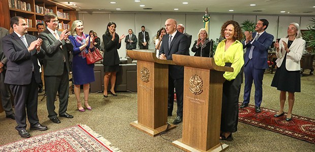 Em cerimônia histórica, Edilene Lobo é empossada primeira ministra negra do TSE Presidente do Tribunal, o ministro Alexandre de Moraes destacou que a posse da jurista simboliza...
