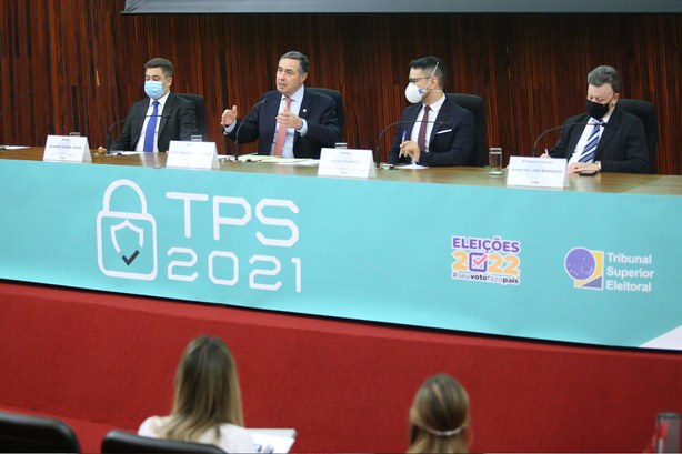 Em coletiva, ministro Barroso destaca segurança do voto na urna eletrônica Presidente do TSE apresentou a jornalistas balanço dos seis dias do Teste Público de Segurança (...