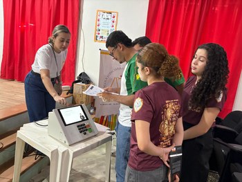 Em dois dias de atividades, 312 alunos participaram de palestras, dinâmicas e simulação de votaç...