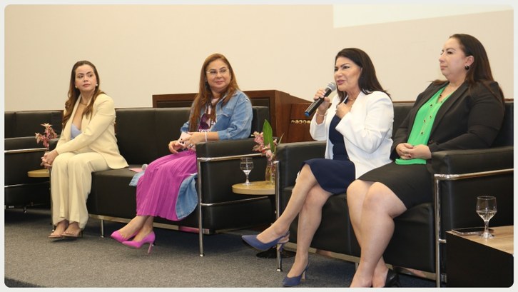 Evento no TRE-AC reforça protagonismo feminino na política e debate caminhos para ampliar a representatividade Quatro mulheres estão sentadas em poltronas pretas sobre um palco durante um evento em ambiente ...