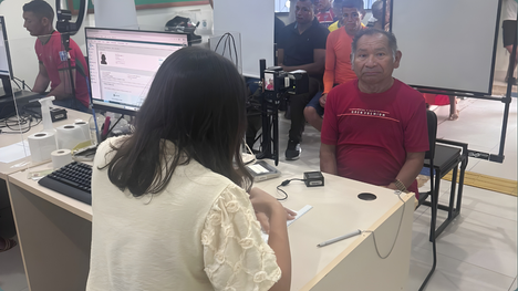 Em Tarauacá, eleitor de 95 anos buscou atualização cadastral ao lado da filha