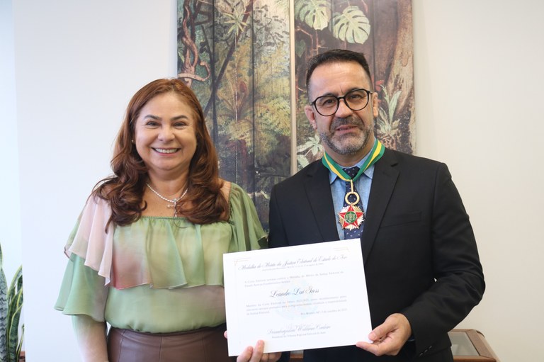Magistrado foi homenageado com condecoração alusiva aos 50 anos de instalação do Tribunal  