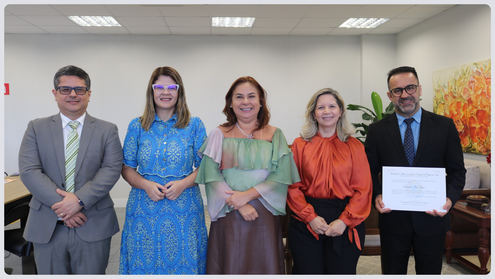 Magistrado foi homenageado com condecoração alusiva aos 50 anos de instalação do Tribunal