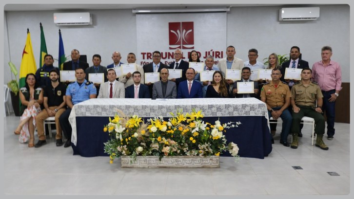 A solenidade contou com a entrega dos diplomas ao Prefeito, Vice-Prefeito e Vereadores eleitos
