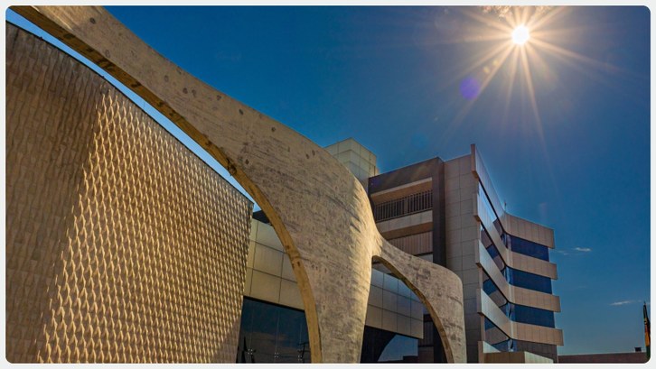 Justiça Eleitoral do Acre garante conexão estável via satélite para oferta de serviços Fotografia da fachada do prédio do Tribunal Regional Eleitoral do Acre (TRE-AC), sob um céu azul...