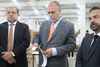 Justiça Eleitoral inicia preparação e lacração das urnas para as Eleições 2026 em Rio Branco
