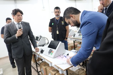 Justiça Eleitoral inicia preparação e lacração das urnas para as Eleições 2026 em Rio Branco
