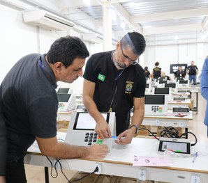 Justiça Eleitoral inicia preparação e lacração das urnas para as Eleições 2026 em Rio Branco
