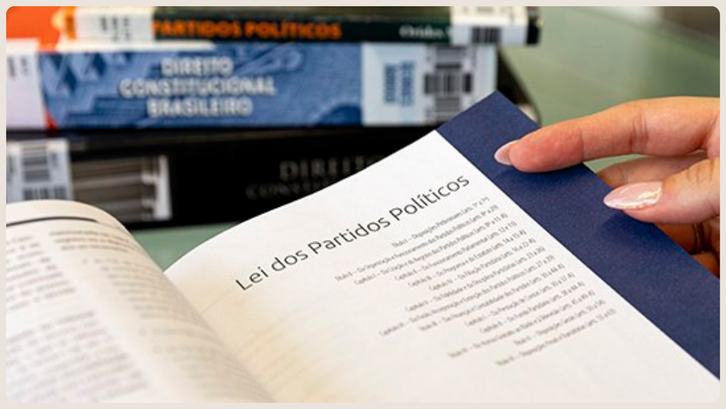 Lei dos Partidos Políticos fortalece há 30 anos a democracia Lei nº 9.096/1995 passou por uma série de atualizações no período para acentuar a autonomia part...