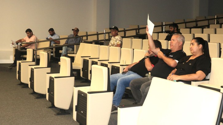 Leilão de caminhonetes e caminhão do TRE aconteceu nesta segunda Os lances foram pelo critério de maior lance ou oferta