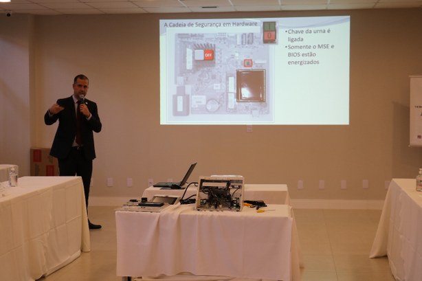 No Acre, TSE abre urna eletrônica e reforça segurança do processo eleitoral Um dos principais itens de segurança da urna eletrônica é não ter conexão com qualquer rede