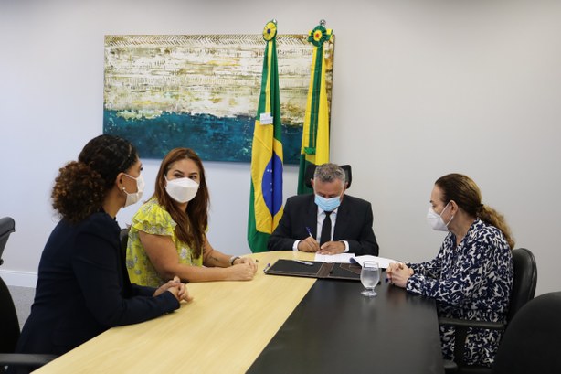 TRE-AC doa computadores para serem utilizados em projetos sociais do TJAC Os equipamentos serão utilizados em atividades educativas e profissionalizantes nas casas de aco...