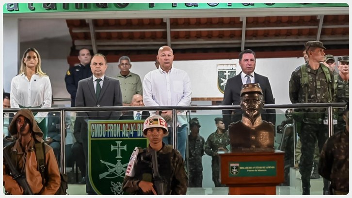 Presidente do TRE-AC participa de celebração ao Dia da Infantaria no 4º BIS Fotografia colorida de uma cerimônia militar no Comando de Fronteira Acre / 4º Batalhão de Infan...