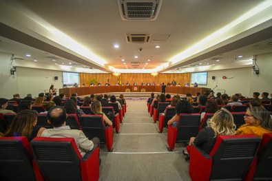 Obra lançada no TJAC eterniza trajetória de quase cinco décadas de dedicação e pioneirismo da ma...