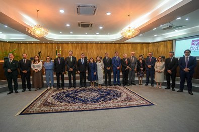Obra lançada no TJAC eterniza trajetória de quase cinco décadas de dedicação e pioneirismo da ma...