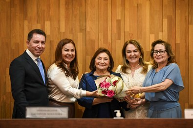 Obra lançada no TJAC eterniza trajetória de quase cinco décadas de dedicação e pioneirismo da ma...