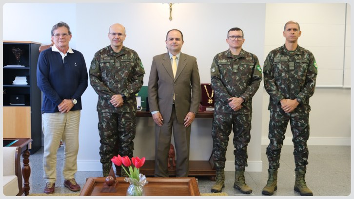 Presidente do TRE-AC recebe visita de cortesia do General Diógenes Comandante da 17ª Brigada se despede do Acre e agradece parceria com o TRE-AC na missão de forta...