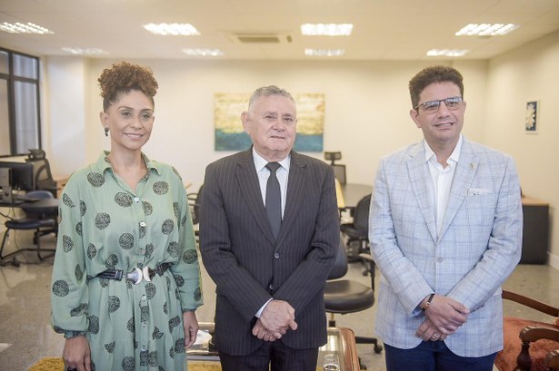 Presidente do TRE-AC reúne-se com o Governador Gladson Cameli A principal pauta do encontro foi a parceria para divulgar o novo horário de votação no Acre