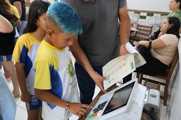 Programa Eleitor do Futuro contemplou 94 crianças da Escola Estadual Almada Brito com reflexões sobre cidadania e valores democráticos